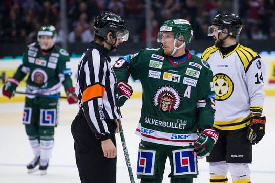 Frölundas Simon Hjalmarsson pratar med Domare Mikael