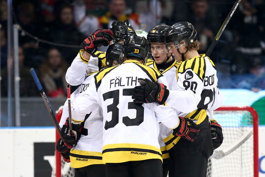 Brynäs Juuso Ikonen jublar med lagkamrater