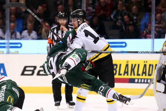 Frölundas Max Friberg kastas omkull av Brynäs Marcus