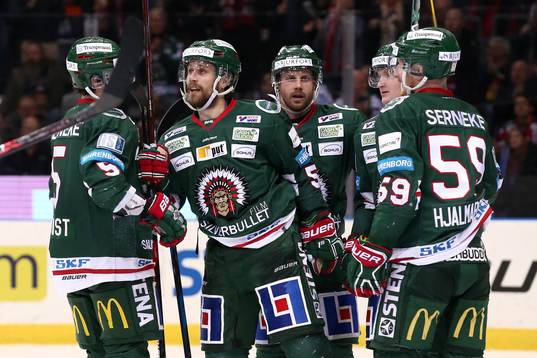 Frölundas Jonathan Sigalet (miten) jublar med lagkamrater