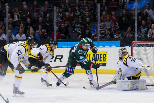 Frölundas Ponthus Westerholm med en chans framför Brynäs