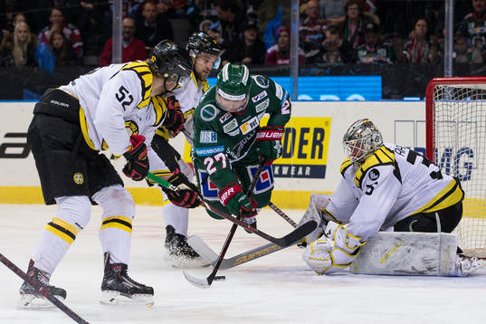 Frölundas Ponthus Westerholm med en chans framför Brynäs