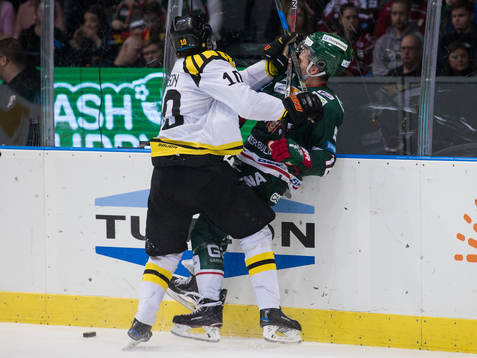Brynäs Marcus Ersson tacklar Frölundas Max Friberg