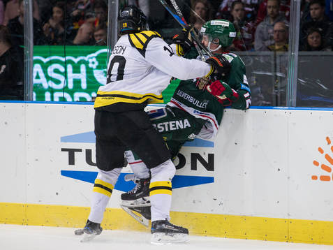Brynäs Marcus Ersson tacklar Frölundas Max Friberg