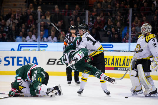 Brynäs Marcus Ersson välter omkull Frölundas Max Friberg