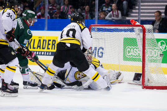 Frölundas Jan Mursak skjuter 6-3 bakom Brynäs målvakt