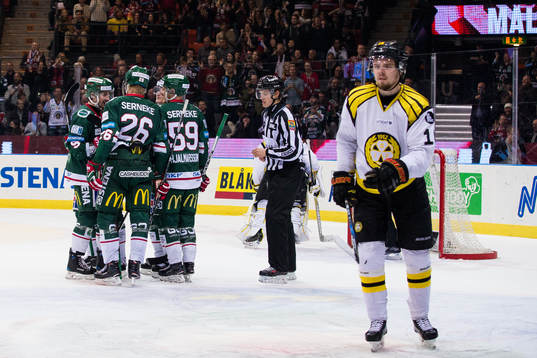 Frölundas Jan Mursak jublar med lagkamrater