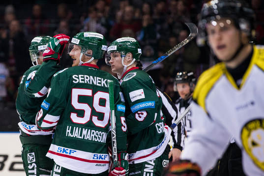 Frölundas Jan Mursak jublar med lagkamrater