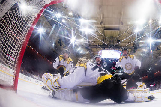 Frölundas Jan Mursak skjuter 6-3 bakom Brynäs målvakt