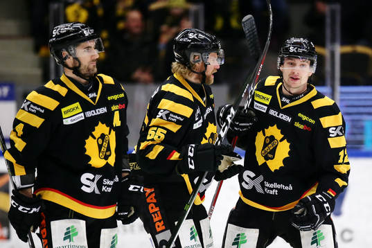Skellefteås Adam Pettersson gör 1-1 och jublar med