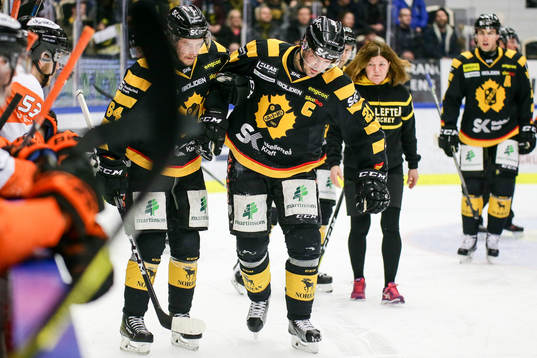 Skellefteås Jimmie Ericsson utgår skadad hjälpt av