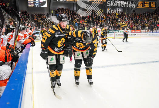 Skellefteås Jimmie Ericsson utgår skadad hjälpt av