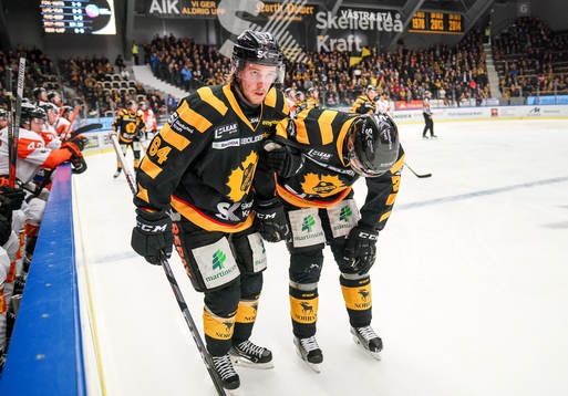 Skellefteås Jimmie Ericsson utgår skadad hjälpt av