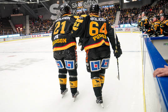 Skellefteås Jimmie Ericsson utgår skadad hjälpt av