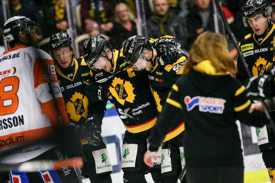 Skellefteås Jimmie Ericsson utgår skadad hjälpt av
