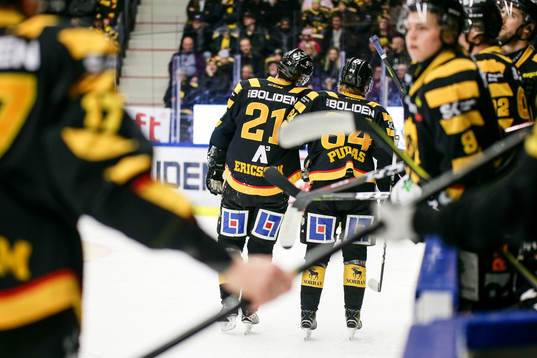 Skellefteås Jimmie Ericsson utgår skadad hjälpt av