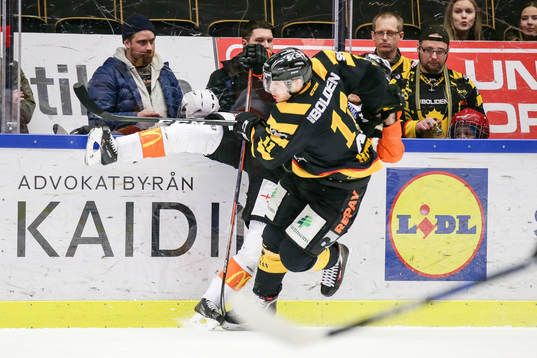 Skellefteås Henrik Hetta tacklar