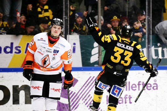 Karlskronas Dennis Svensson deppar medan Skellefteås