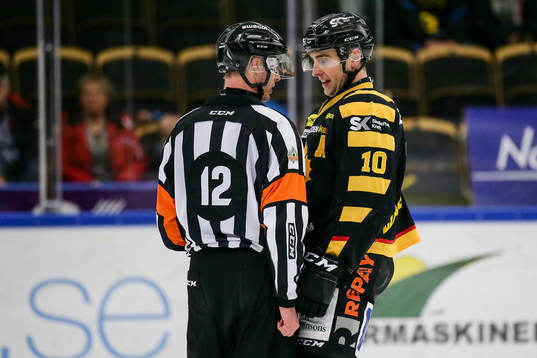 Skellefteås Joakim Lindström i samtal med Domare Mikael