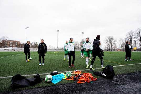 Hammarbys spelare värmer upp