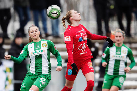 Hammarbys Emma Jansson i nickduell med Örebros Emelie