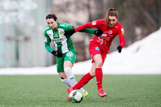 Hammarbys Helén Eke i kamp om bollen med Örebros Emma