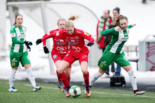 Örebros Maja Andersson och Hammarbys Emma Jansson i kamp