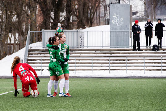 Hammarbys Alma Nygren jublar med Johanna Lindell medan