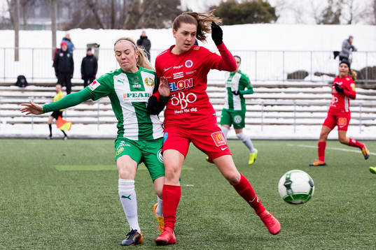 Hammarbys Cathrine Dahlström i kamp om bollen med Örebros