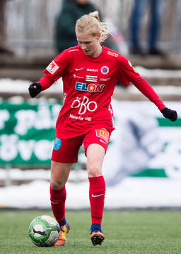 Örebros Maja Andersson med bollen