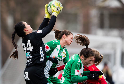 Örebros målvakt Mimmi Paulsson-Febo plockar ner bollen