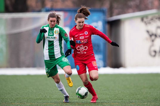 Hammarbys Madeleine Tegström  i kamp om bollen med