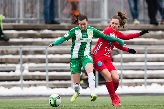 Hammarbys Amanda Johansson i kamp om bollen med Örebros