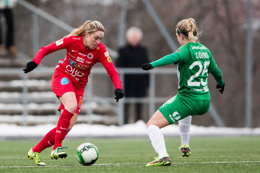 Örebros Rebecka Holm  och Hammarbys Frida Sjöberg