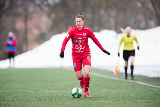 Örebros Emma Lindén med bollen