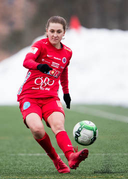 Örebros Emma Lindén med bollen