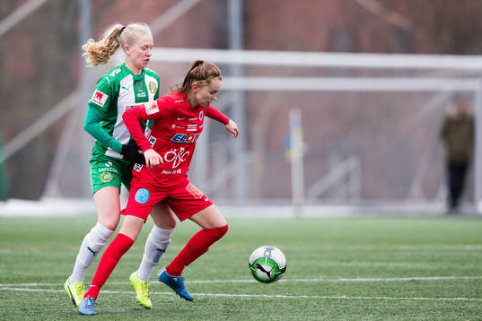 Hammarbys Alexandra Lindberg i kamp om bollen med Örebros