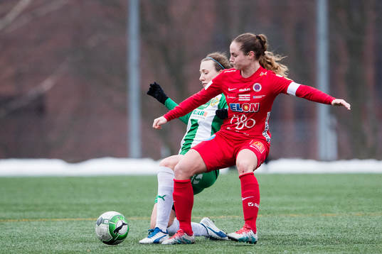 Hammarbys Olga Ekblom i kamp om bollen med Örebros Hanne