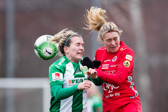 Hammarbys Frida Sjöberg i en nickduell med Örebros Freja