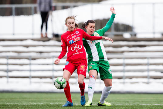 Örebros Adelisa Grabus i kamp om bollen med Hammarbys