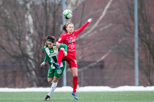 Hammarbys Sejde Abrahamsson i kamp om bollen med Örebros