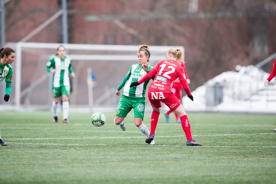 Hammarbys Julia Zigiotti Olme i kamp om bollen med Örebros
