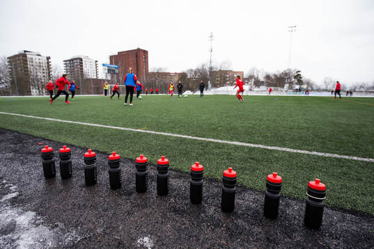 Vattenflaskor står uppradade