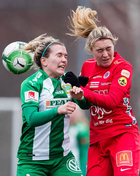 Hammarbys Frida Sjöberg i en nickduell med Örebros Freja