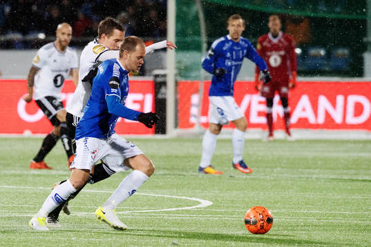 Anders Konradsen of Rosenborg  and Matti Lund Nielsen
