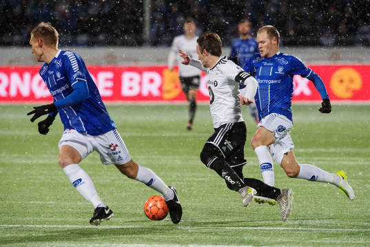 Mike Jensen of Rosenborg gets tackled by Matti Lund Nielsen