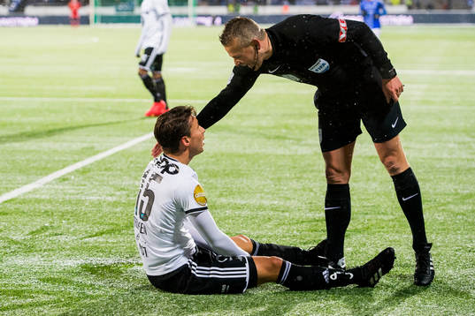 Anders Trondsen of Rosenborg and Svein Oddvar Moen, referee