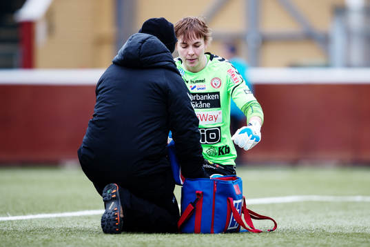 Kristianstads målvakt Brett Maron får behandling