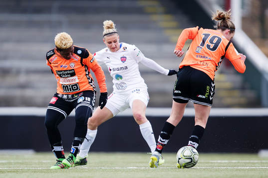 Kristianstads Rita Chikwelu och Becky Edwards försvarar