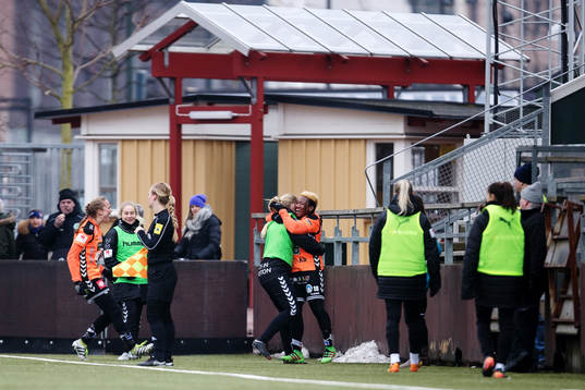 Kristianstads Rita Chikwelu jublar med avbytare